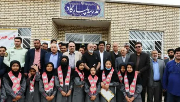 پرویز پرستویی و رسول خادم همراه مدرسه سازان خراسان رضوی