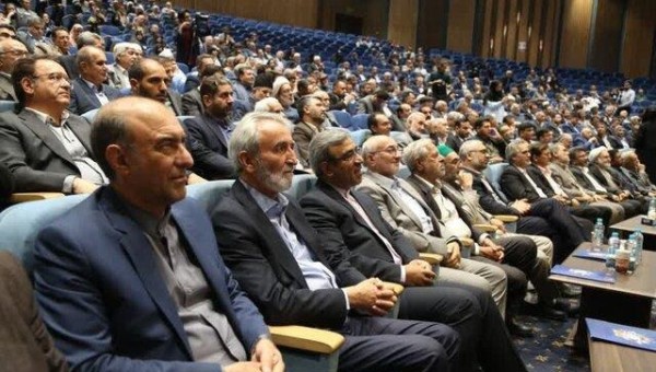 اهدا آخرین هنر شاگرد استاد فرشچیان به رئیس مجمع خیرین مدرسه‌ساز خراسان رضوی