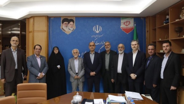 استاندار گیلان در دیدار با مدیرعامل مجمع خیرین مدرسه‌ساز کشور، با تأکید بر نقش انسان و آموزش در توسعه پایدار، تصریح کرد: مدرسه خاستگاه پیشرفت حقیقی است و ساخت‌وساز فیزیکی بدون تربیت نیروی انسانی، توسعه‌ای سطحی و ناپایدار خواهد بود.