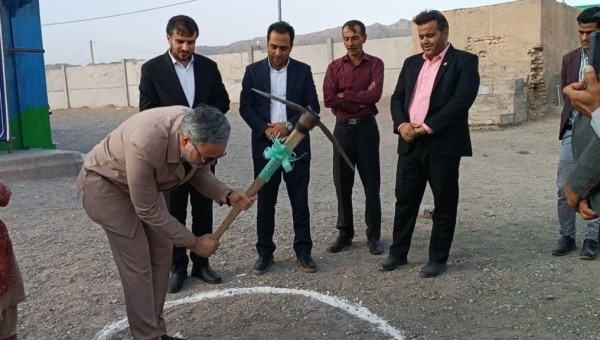 کلنگ مدرسه ۶ کلاسه خیرساز در روستای مرزی ذهاب نهبندان به زمین زده شد