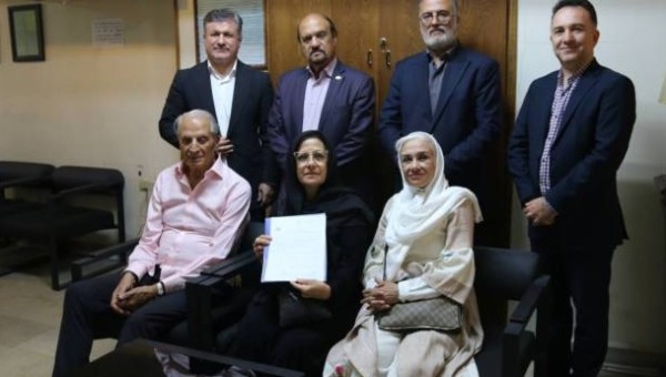 بانوی نیکوکار توکلی صبح امروز شنبه چهارم مرداد با حضور در یکی از دفاتر اسناد رسمی شهر تهران، منزل مسکونی خود را برای ساخت فضای آموزشی در پایتخت به مجمع خیرین مدرسه ساز شهر تهران اهدا نمود.