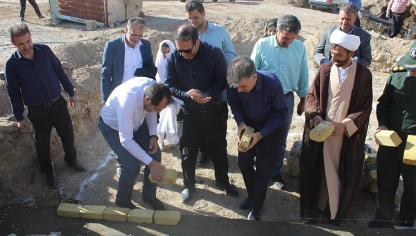 همزمان با سراسر کشور، آیین نمادین خشت‌گذاری طرح ملی "مدرسه اولیا" با مشارکت مؤثر انجمن‌های اولیا و مربیان، به صورت ارتباط ویدئوکنفرانس با علیرضا کاظمی، وزیر محترم آموزش و پرورش برگزار شد