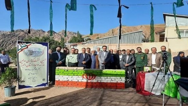 همزمان با سراسر کشور با حضور وزیر آموزش و پرورش در ارتباط وبیناری آیین خشت‌گذاری نخستین مدرسه «طرح ملی مدرسه اولیا» استان البرز، در روستای ناریان از توابع شهرستان طالقان برگزار شد.