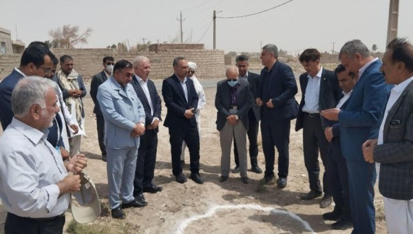 کلنگ‌زنی دو مدرسه ۳ کلاسه در سیستان به همت خیر نیک‌اندیش حاج آقای یوسفی