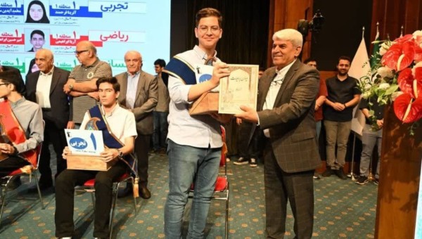 تجلیل حاج ابوالفضل هندویان از رتبه دوّم کنکور تجربی