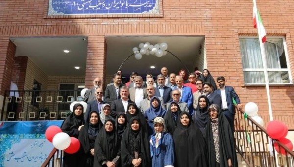 ▫️منطقه یک تهران امروز چهارشنبه ۱۶ مهرماه ۱۴۰۴ شاهد سه رویداد مهم خیری بود؛ روزی که می‌توان آن را «روز به یاد ماندنی مدرسه‌سازی» در منطقه یک پایتخت نامید. امروز دو مدرسه ۹ کلاسه به بهره‌برداری رسید و عملیات ساخت یک مدرسه دیگر نیز آغاز شد.